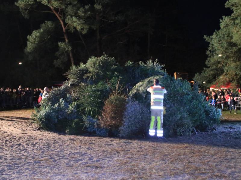 Jaarlijkse kerstboomverbranding druk bezocht