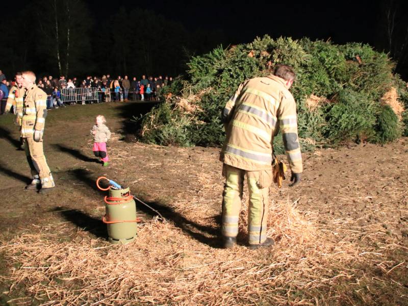 Jaarlijkse kerstboomverbranding druk bezocht