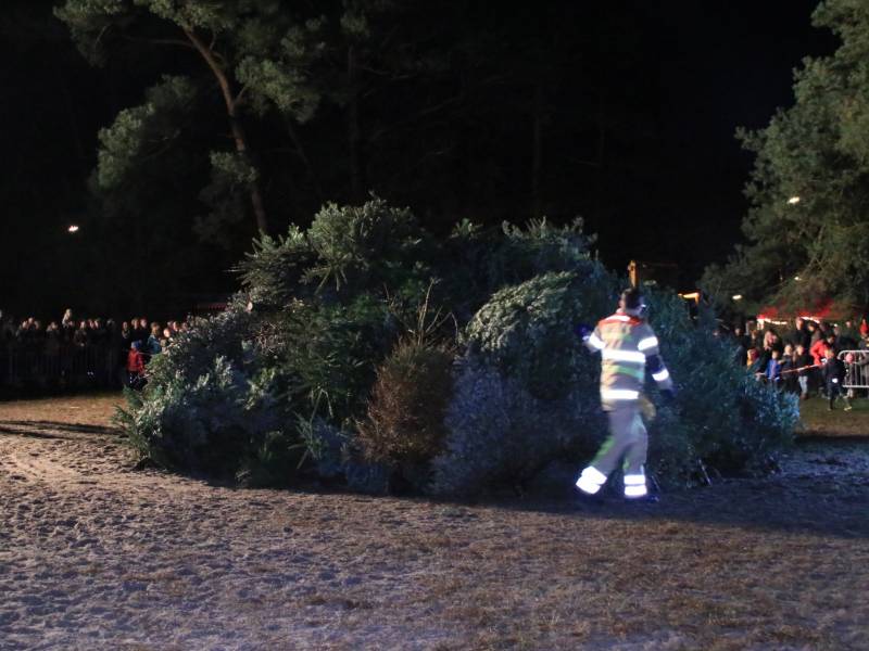 Jaarlijkse kerstboomverbranding druk bezocht