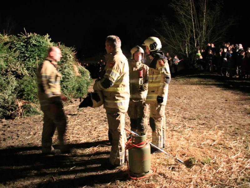 Jaarlijkse kerstboomverbranding druk bezocht
