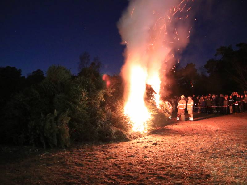 Jaarlijkse kerstboomverbranding druk bezocht