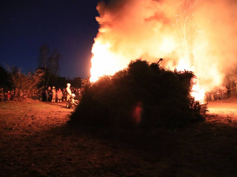 Jaarlijkse kerstboomverbranding druk bezocht