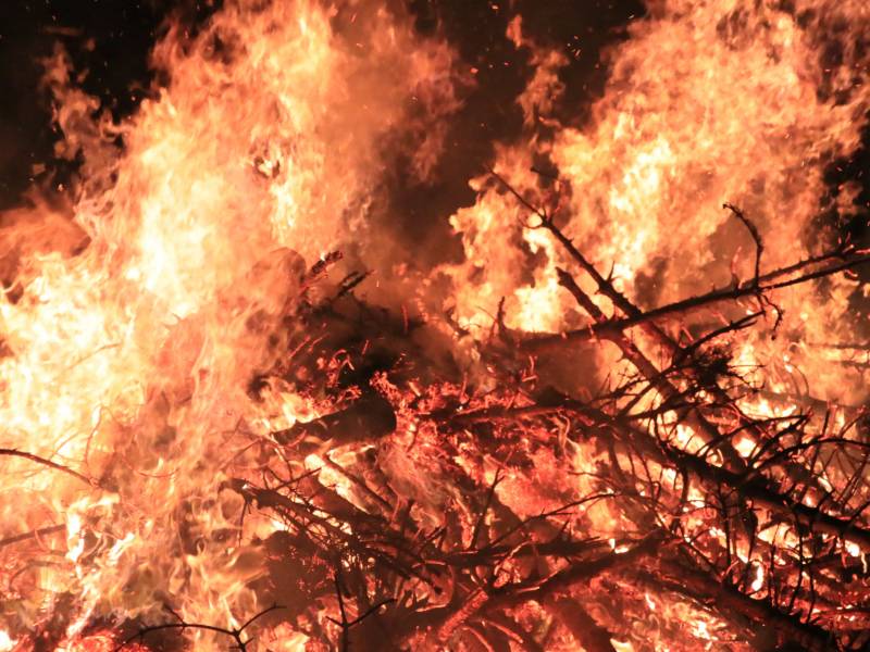 Jaarlijkse kerstboomverbranding druk bezocht