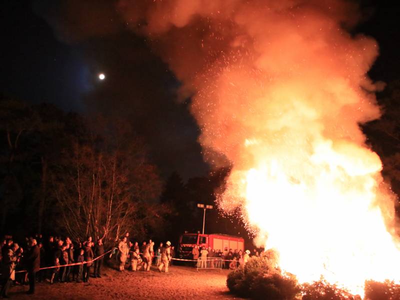 Jaarlijkse kerstboomverbranding druk bezocht