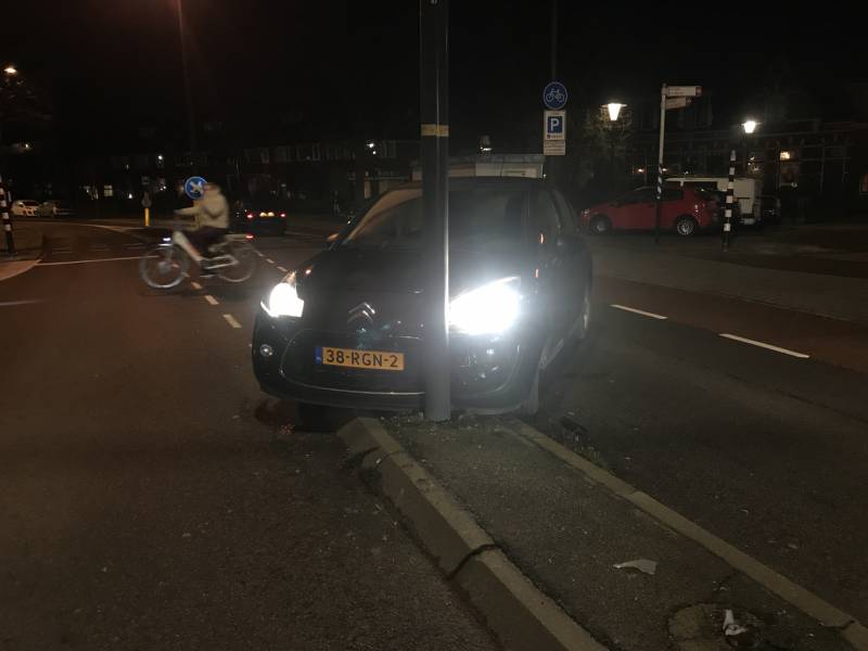 Auto beschadigd na botsing tegen lantaarnpaal