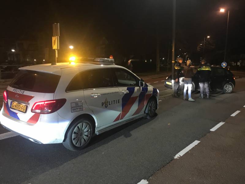 Auto beschadigd na botsing tegen lantaarnpaal