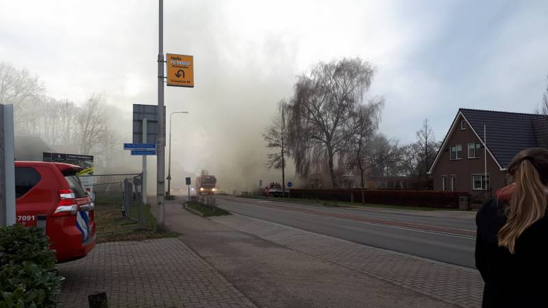 Flinke rookontwikkeling bij brand in rieten dak