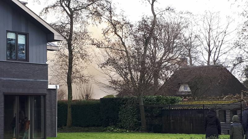 Flinke rookontwikkeling bij brand in rieten dak