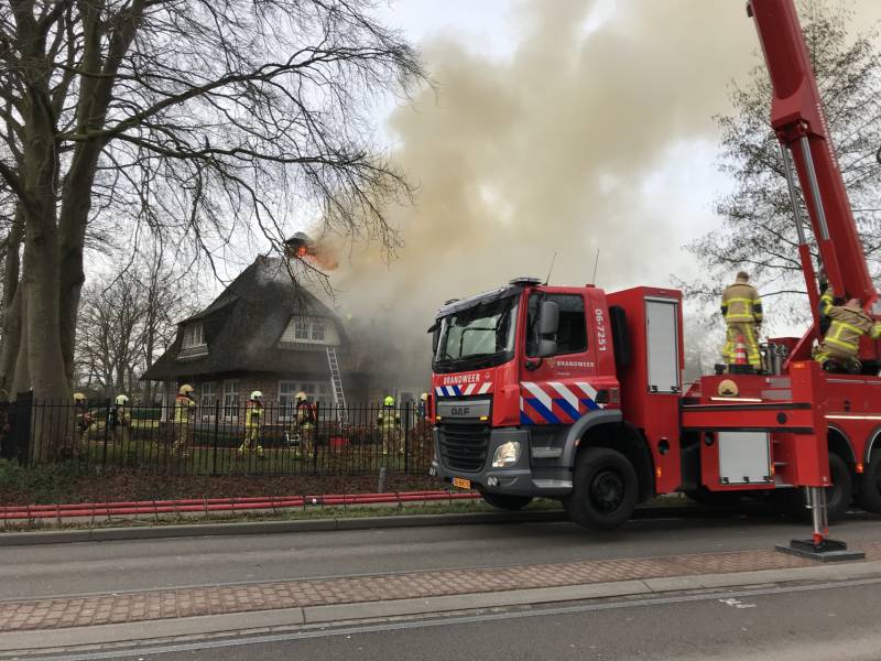 Flinke rookontwikkeling bij brand in rieten dak