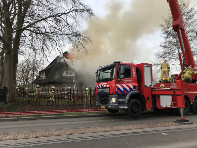 Flinke rookontwikkeling bij brand in rieten dak