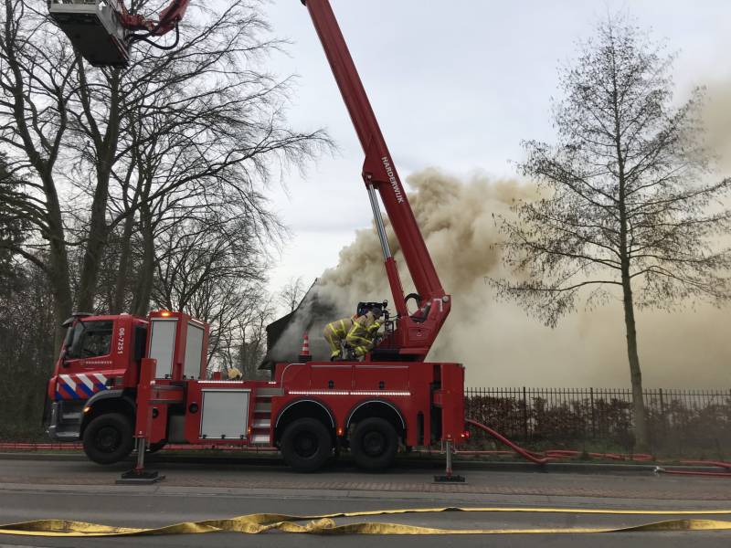 Flinke rookontwikkeling bij brand in rieten dak