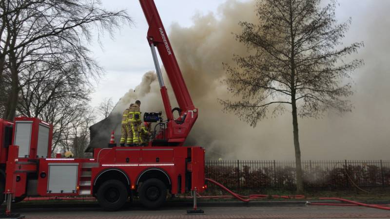 Flinke rookontwikkeling bij brand in rieten dak