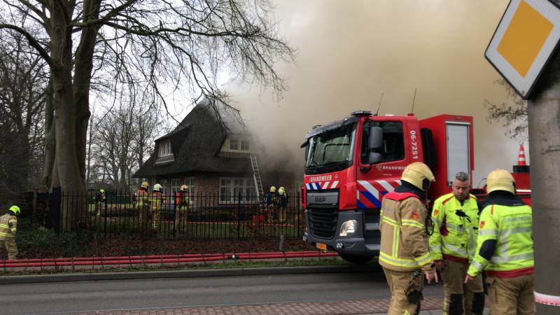 Flinke rookontwikkeling bij brand in rieten dak
