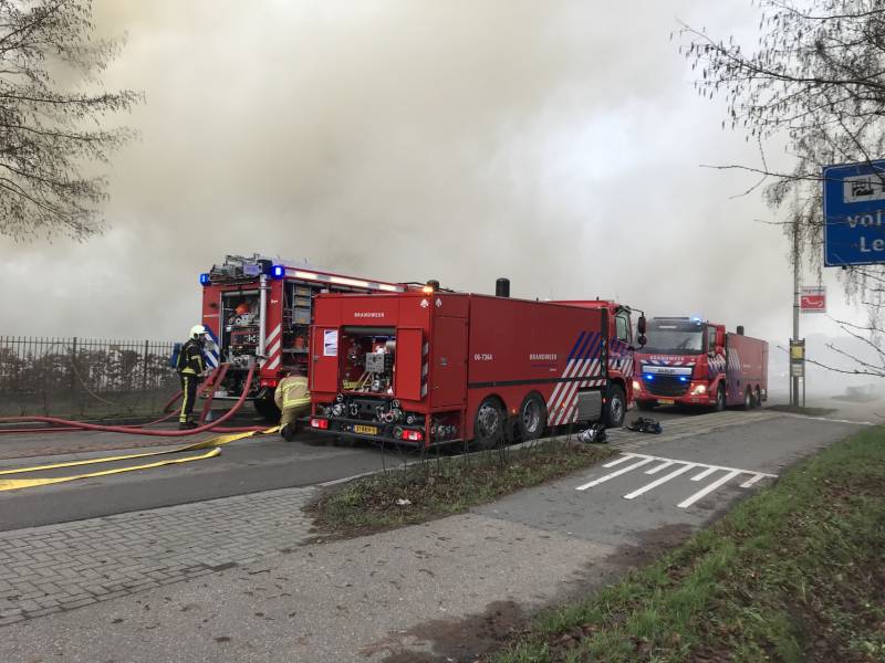 Flinke rookontwikkeling bij brand in rieten dak