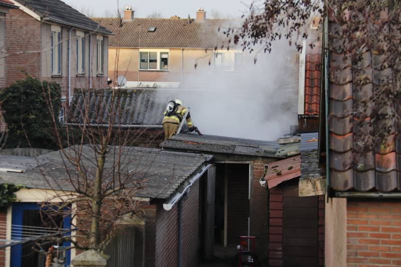 Brand in schuur achter woning