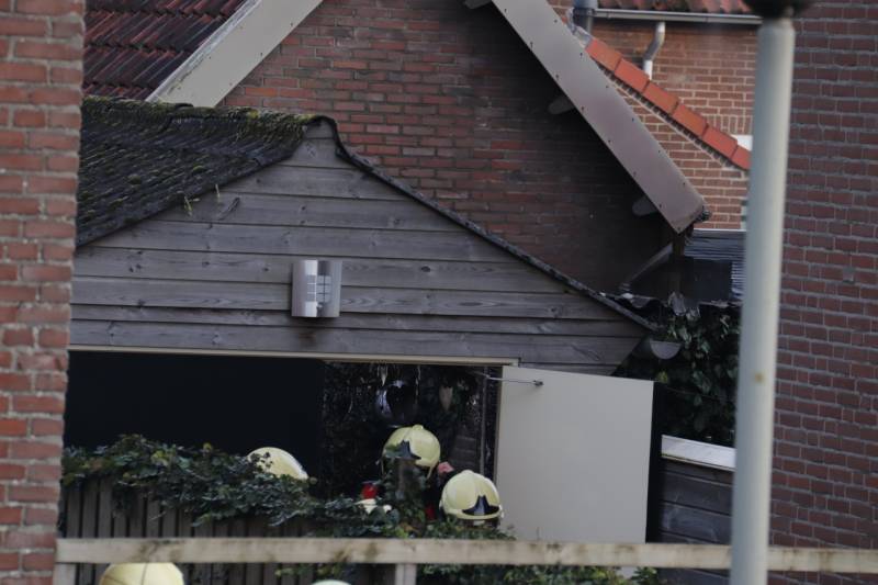 Brand in schuur achter woning