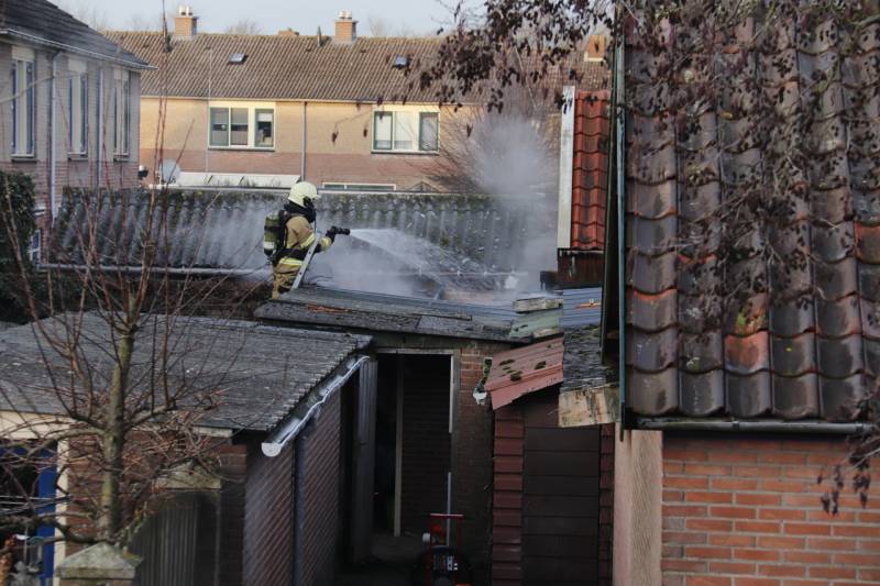Brand in schuur achter woning