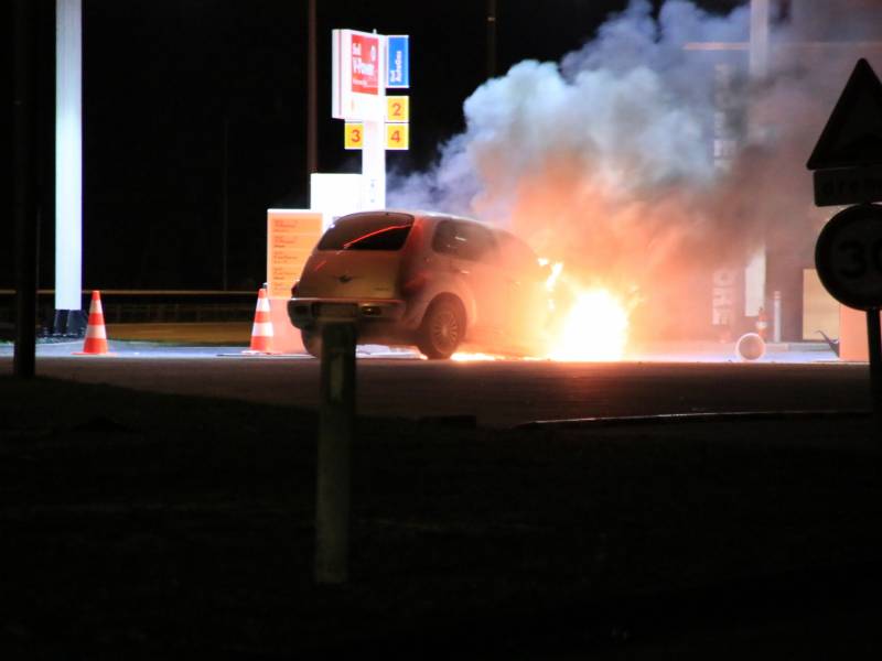 Personenauto brandt volledig uit bij tankstation