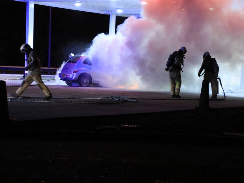 Personenauto brandt volledig uit bij tankstation