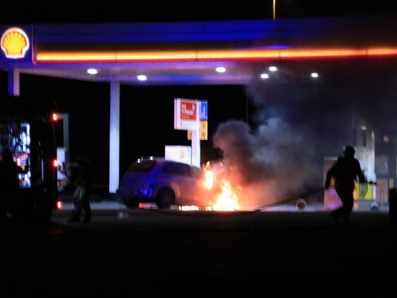 Personenauto brandt volledig uit bij tankstation