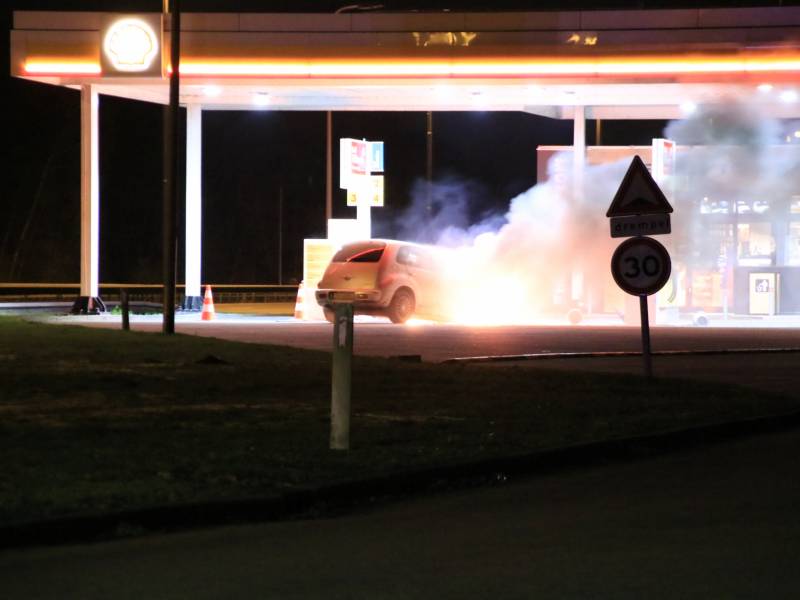 Personenauto brandt volledig uit bij tankstation