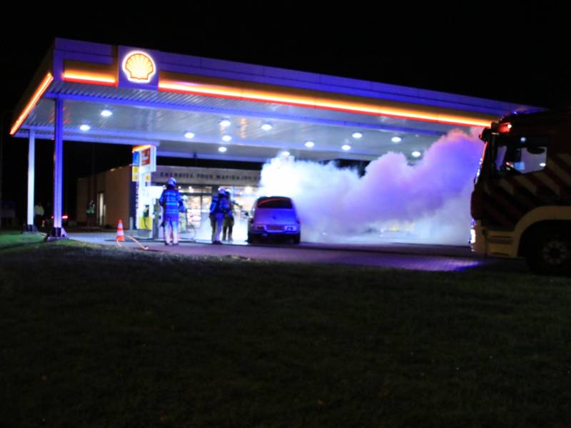 Personenauto brandt volledig uit bij tankstation