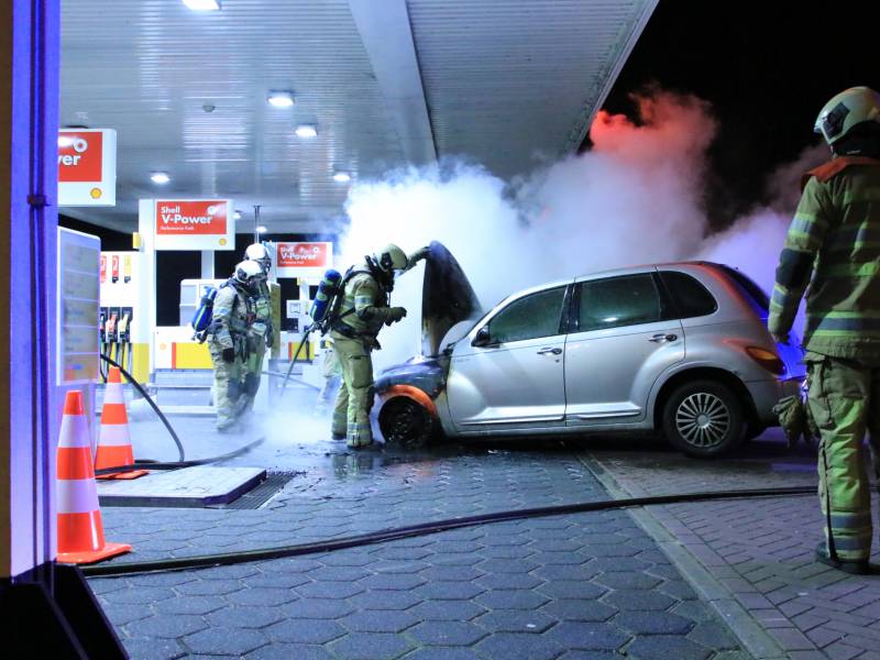 Personenauto brandt volledig uit bij tankstation