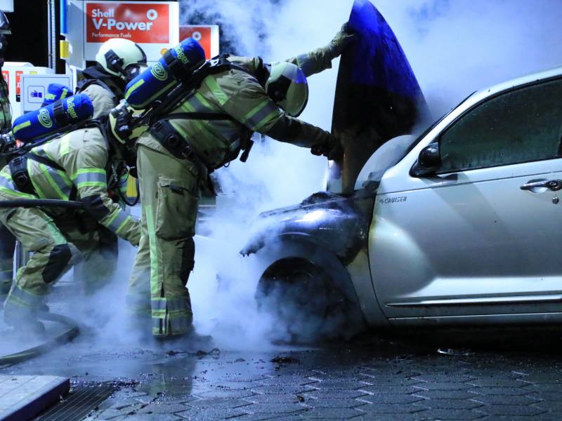 Personenauto brandt volledig uit bij tankstation