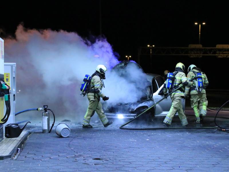 Personenauto brandt volledig uit bij tankstation