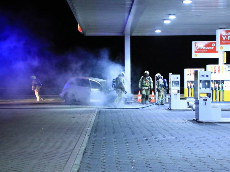 Personenauto brandt volledig uit bij tankstation