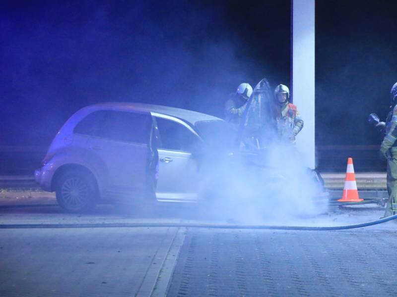 Personenauto brandt volledig uit bij tankstation