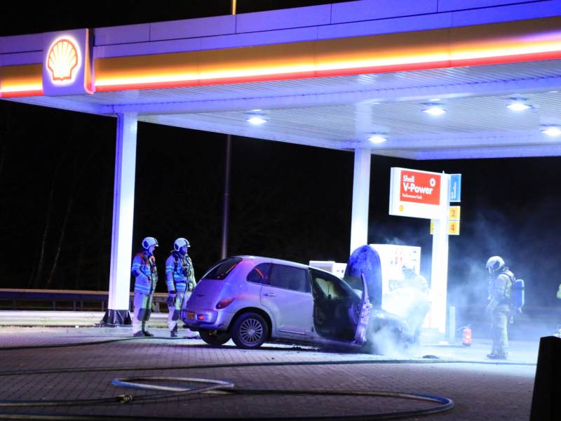 Personenauto brandt volledig uit bij tankstation