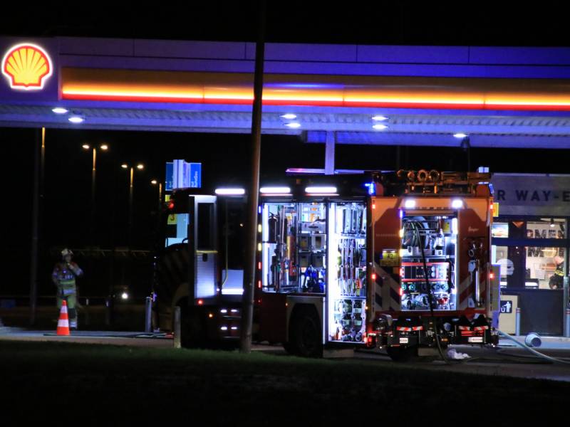 Personenauto brandt volledig uit bij tankstation