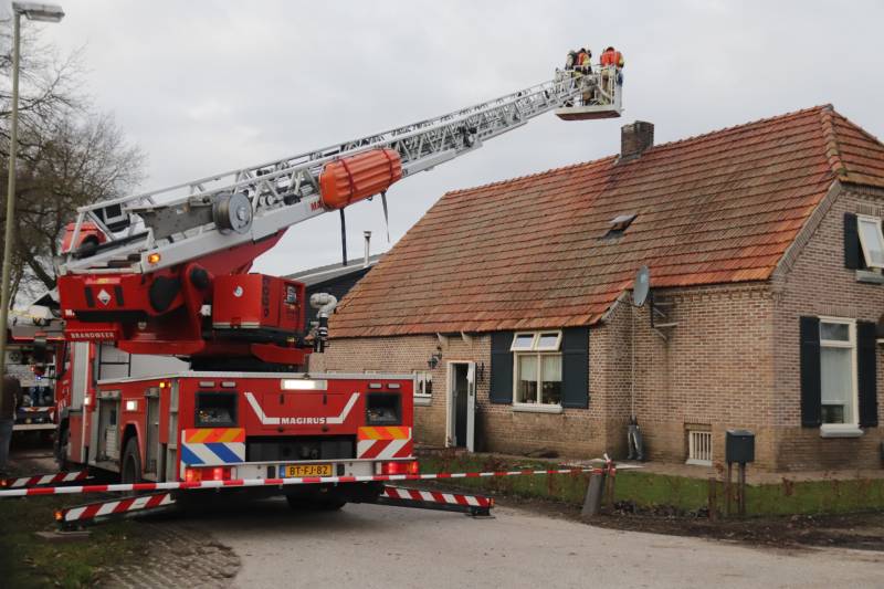 Brandweer veegt schoorsteen na brand