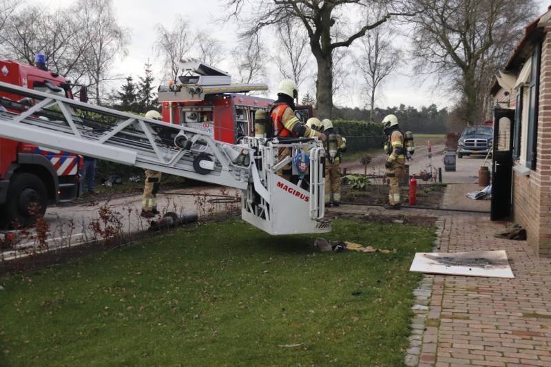 Brandweer veegt schoorsteen na brand