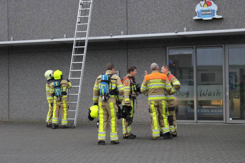 Brand op dak van carwash