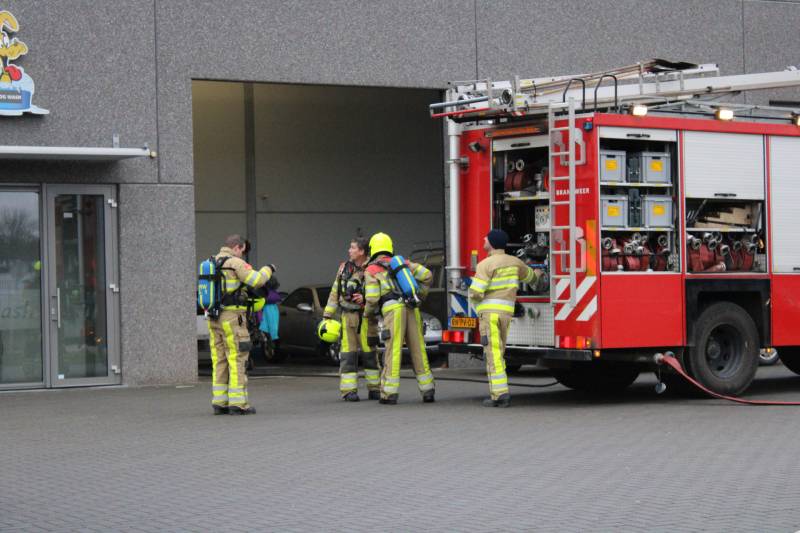 Brand op dak van carwash