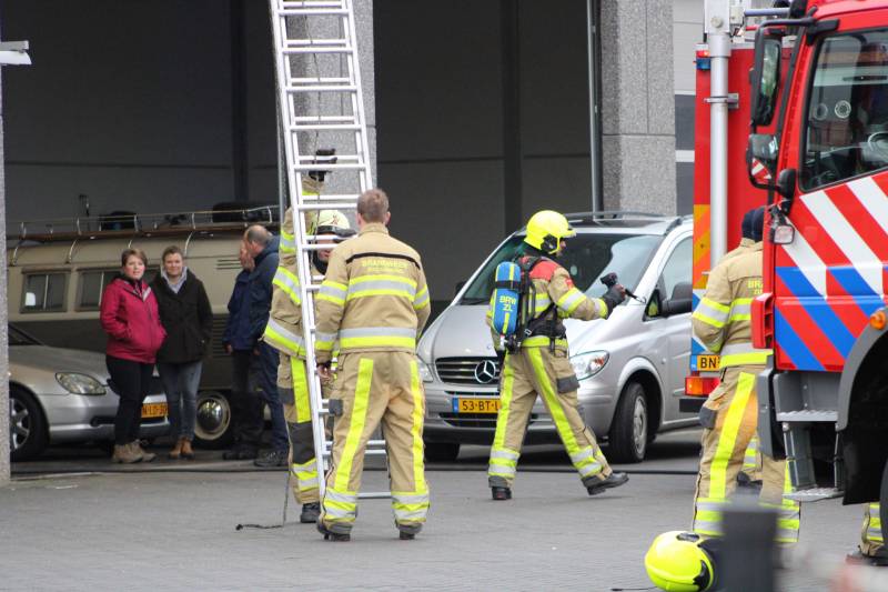 Brand op dak van carwash