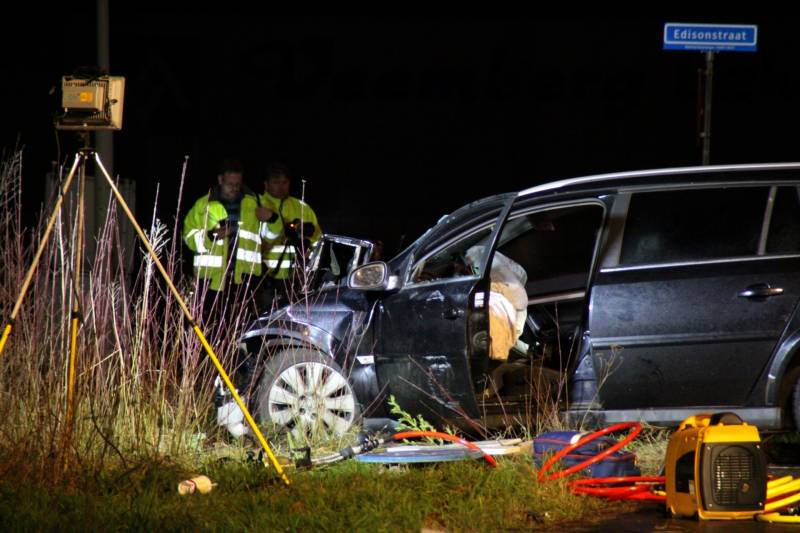 Man overleden na frontale aanrijding met vrachtwagen