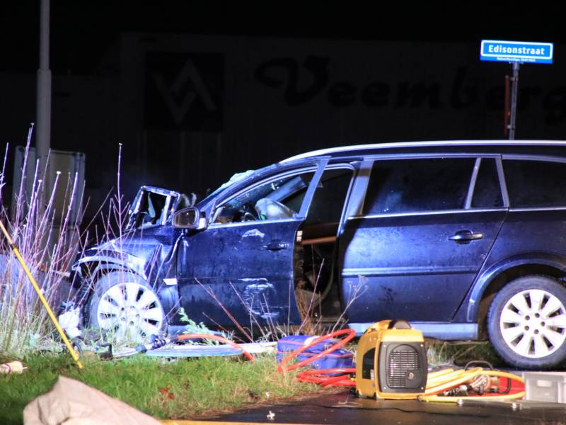 Man overleden na frontale aanrijding met vrachtwagen