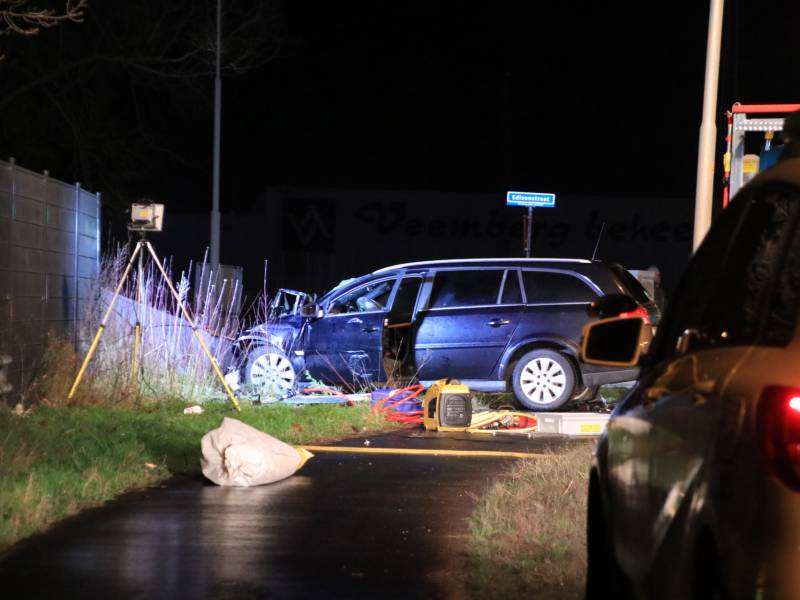 Man overleden na frontale aanrijding met vrachtwagen