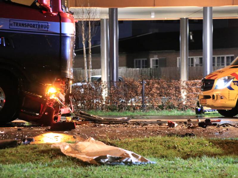 Man overleden na frontale aanrijding met vrachtwagen