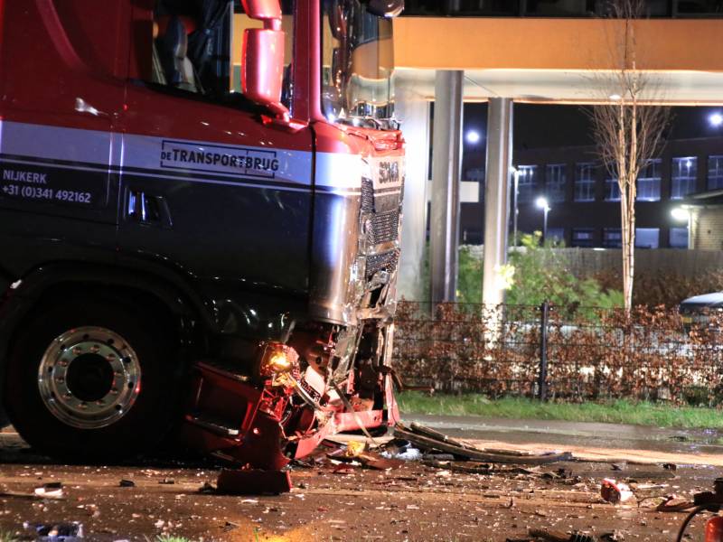 Man overleden na frontale aanrijding met vrachtwagen