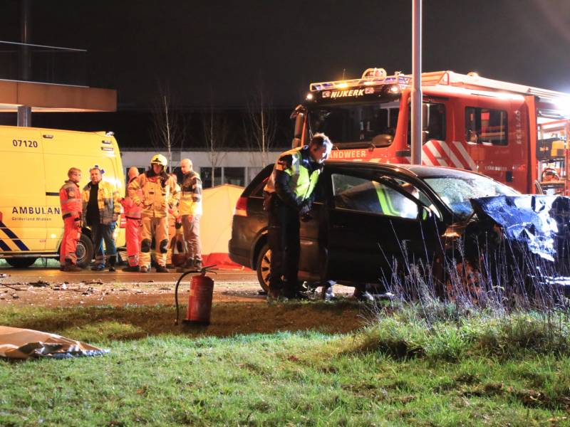 Man overleden na frontale aanrijding met vrachtwagen