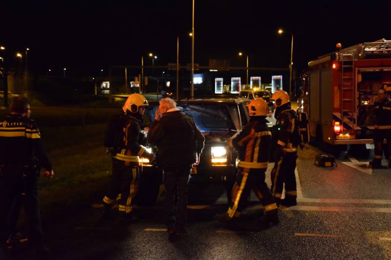 Jeep vat vlam voor stoplicht
