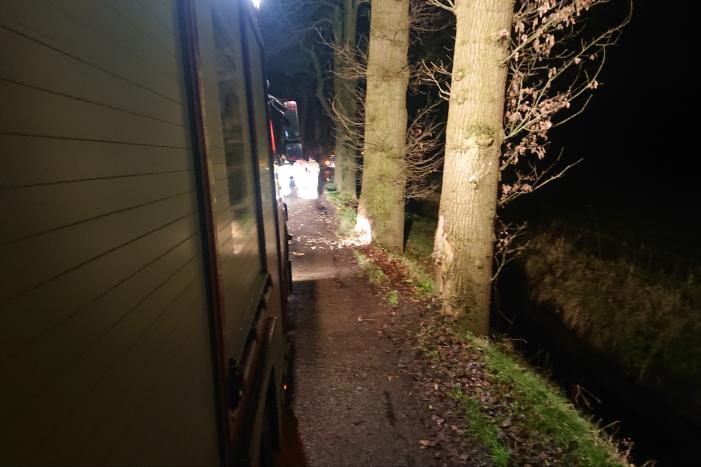 Persoon ernstig gewond na aanrijding met meerdere bomen