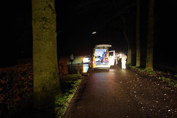 Persoon ernstig gewond na aanrijding met meerdere bomen