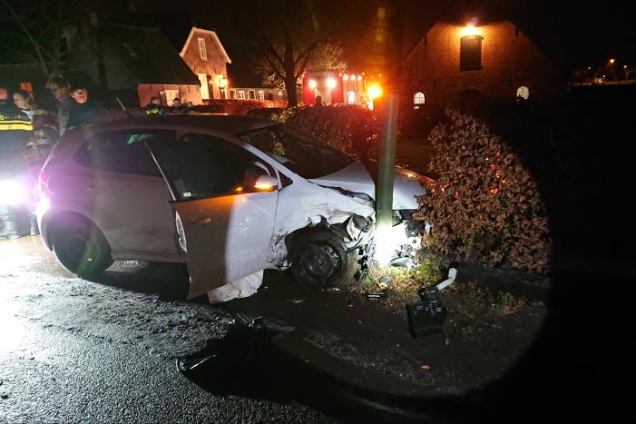 Persoon ernstig gewond na aanrijding met meerdere bomen