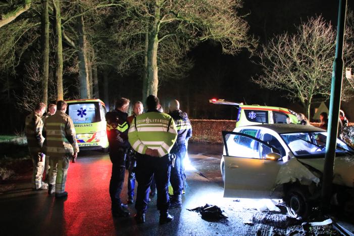 Persoon ernstig gewond na aanrijding met meerdere bomen