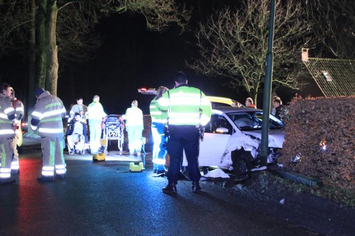 Persoon ernstig gewond na aanrijding met meerdere bomen